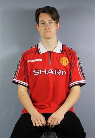 VINTAGE UMBRO MANCHESTER UNITED FOOTBALL SHIRT IN RED WITH L