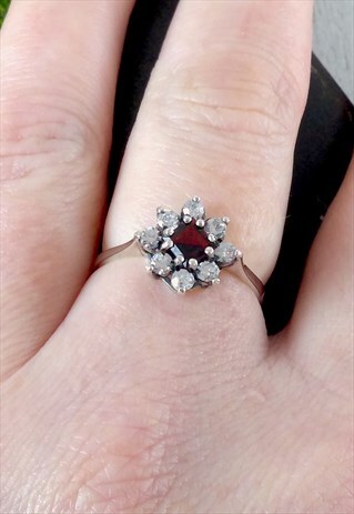 VINTAGE SOLD SILVER GARNET & CLEAR STONES CLUSTER RING