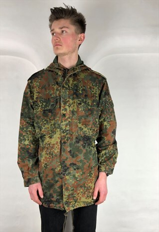 VINTAGE 90S CAMOUFLAGE LIGHTWEIGHT WINDBREAKER JACKET KAGOUL