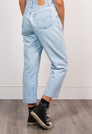 90'S VINTAGE LEVI'S LIGHT BLUE DENIM MOM JEANS
