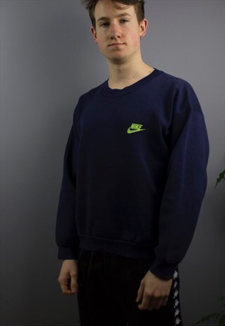 VINTAGE NIKE SWEATSHIRT IN NAVY AND FITS SIZE SMALL. LABEL S