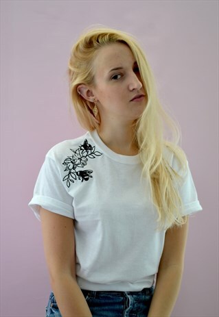 EMBROIDERED FLORAL BEE SHOULDER WHITE T-SHIRT