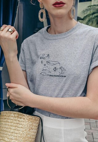 UNISEX ORGANIC T-SHIRT IN GREY WITH FISH SLOGAN EMBROIDERY