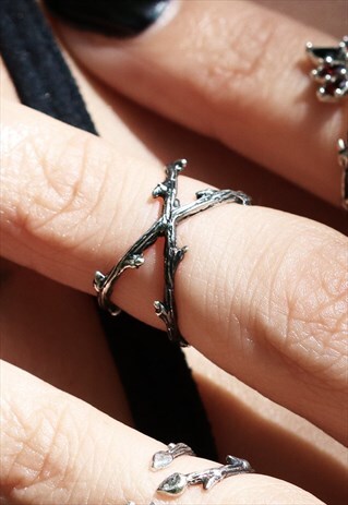 HYSMINAI CROSSED LOVERS GOTHIC THORN STERLING SILVER RING
