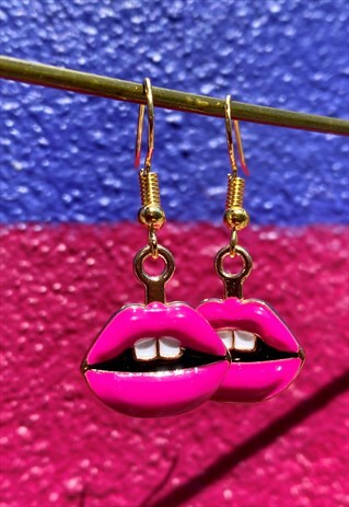 VINTAGE INSPIRED EARRINGS LIPS IN PINK WITH GOLD DETAIL