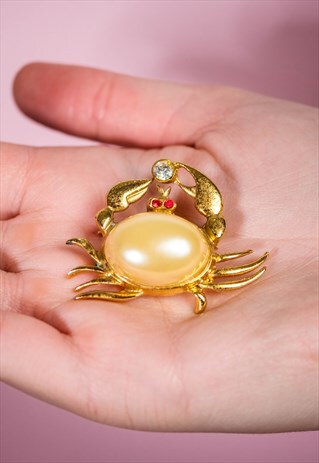 KITSCH VINTAGE CRAB BROOCH WITH FAUX PEARL & DIAMANTE