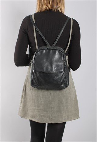 VINTAGE 90S BLACK LEATHER SQUARE BACKPACK