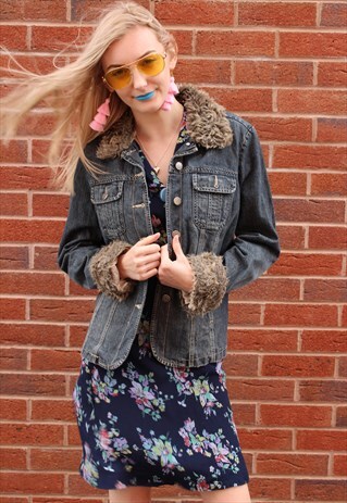 VINTAGE 90S COSY BLUE DENIM JACKET WITH FAUX FUR COLLAR
