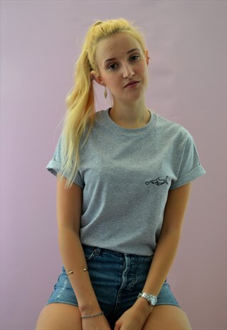 EMBROIDERED SHARK HEART GREY T-SHIRT