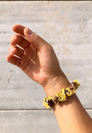 YELLOW LEAVE PRINT SCRUNCHIE