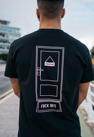 SHORT SLEEVED GRAPHIC T-SHIRT IN BLACK WITH UNDERRATED PRINT