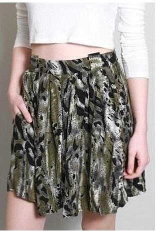 VINTAGE 1980'S GREEN AND BLACK ANIMAL PRINT LOOSE SHORTS
