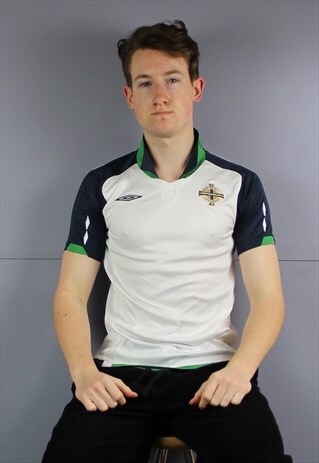 VINTAGE UMBRO NORTHERN IRELAND FOOTBALL SHIRT IN WHITE WITH