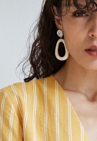 HEIGHT DROP EARRINGS IN CREAM ACRYLIC