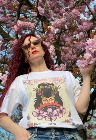 YOLOTUS GEISHA BLOSSOM GRAPHIC T-SHIRT IN WHITE