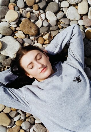 UNISEX SWEATSHIRT IN GREY WITH BEE EMBROIDERY
