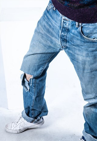 VINTAGE LEVI'S 501 JEANS IN BLUE DENIM WITH RIPS