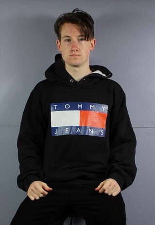 VINTAGE TOMMY HILFIGER HOODIE IN BLACK WITH POUCH POCKET AND