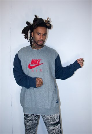VINTAGE EMBRODIED NIKE SWEATSHIRT