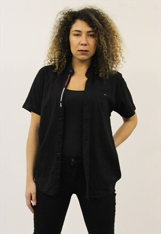 VINTAGE BLACK SHORT-SLEEVED TOMMY HILFIGER SHIRT