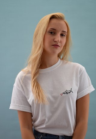 EMBROIDERED SHARK HEART WHITE T-SHIRT