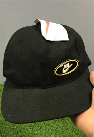 VINTAGE NIKE BASEBALL CAP HAT IN BLACK WITH PLASTIC PATCH LO