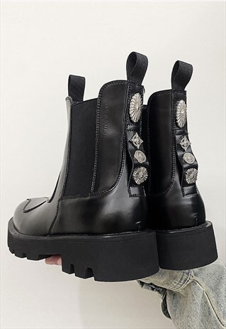 High platform ankle boots rounded toe tractor shoes in black