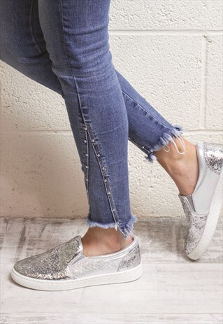 SILVER SLIP ON GLITTER SKATER PUMP