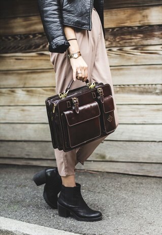 LEATHER MESSENGER BAG IN BROWN