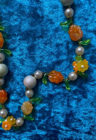 VINTAGE TROPICAL FLOWER PLASTIC BEADS