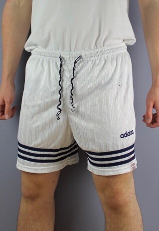 VINTAGE ADIDAS SHORTS IN WHITE WITH EMBROIDERED LOGO AND DRA