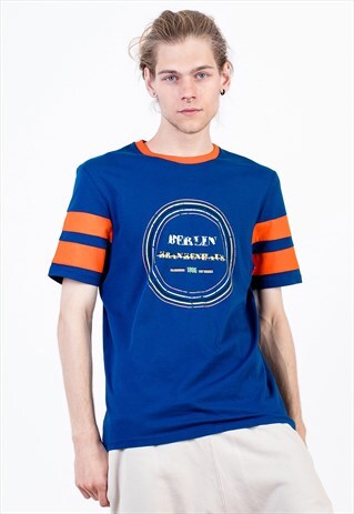 BERLIN PRINT T-SHIRT IN BLUE WITH ORANGE NECK