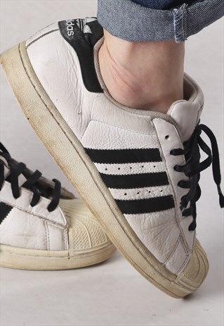 ADIDAS SHELL TOE SUPERSTARS TRAINERS UK 9, US 9.5 (A53E)