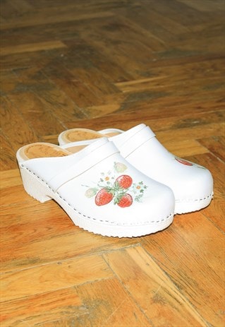 Vintage Y2K strawberry leather clogs in white