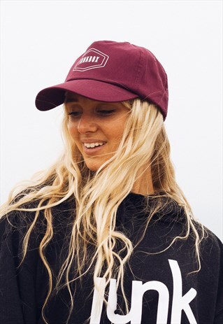BASEBALL CAP IN BURGUNDY WITH OLD SCHOOL GRAPHIC PRINT LOGO