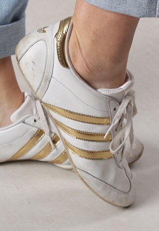 ADIDAS TRAINERS GOLD STRIPE UK 7 (JM3I)