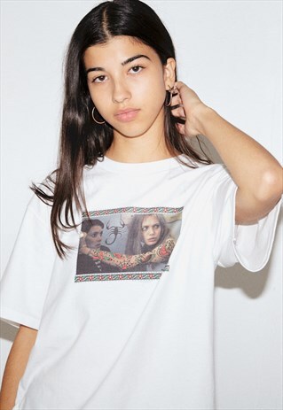 T-SHIRT IN WHITE WITH TATTOOED PICTURE FRAME PRINT