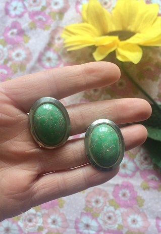 VINTAGE 80S EMERALD GREEN CLIP ON EARRINGS
