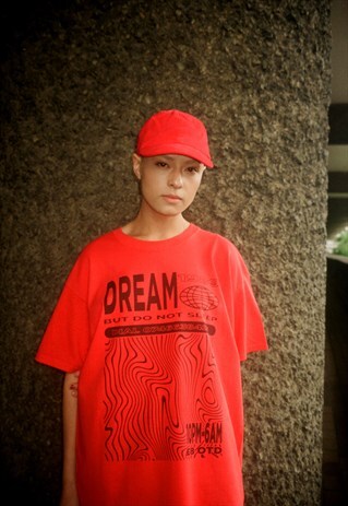 RED 'DAD' CAP WITH WOVEN LABEL DETAILS