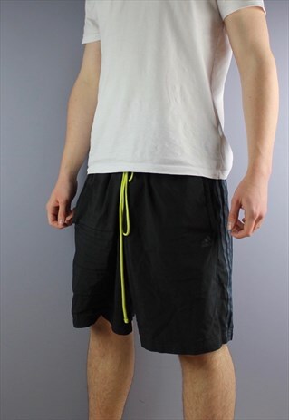 VINTAGE ADIDAS SHORTS IN BLACK WITH POCKETS, PRINTED LOGO AN