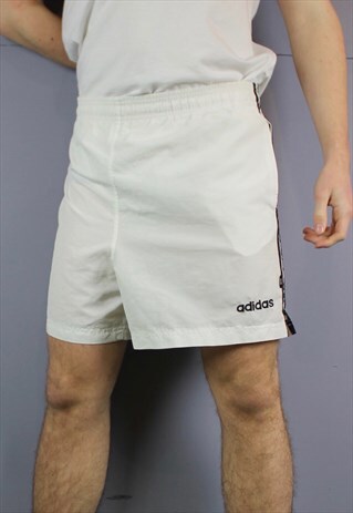 VINTAGE ADIDAS SHORTS IN WHITE WITH POCKETS, DRAWSTRINGS AND