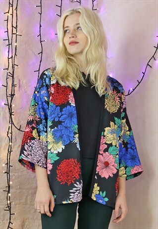 KIMONO IN BLACK WITH BRIGHT FLOWER PRINT