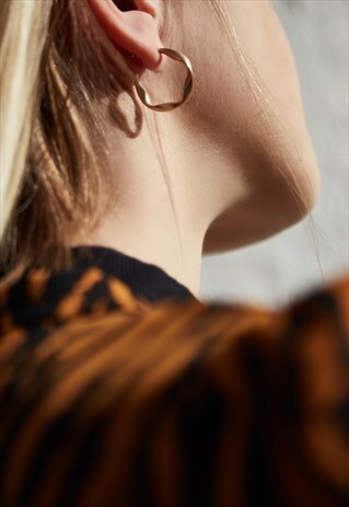 DOLORES HOOP EARRINGS IN MATTE GOLD