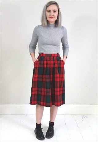 VINTAGE 90'S RED AND GREEN TARTAN WOOL SHORTS CULOTTES