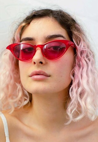 EXAGGERATED CAT EYE SUNGLASSES IN RED