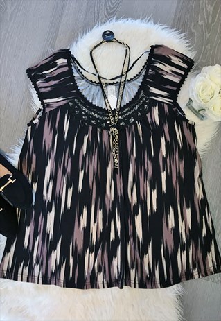 PLUS SIZE BROWN STREAKED PATTERN LACE TRIM TOP