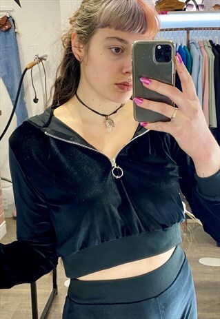 VINTAGE INSPIRED CROPPED HOODIE IN BLACK VELVET WITH ZIPPER