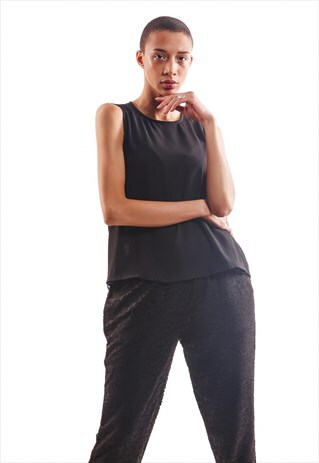 SLEEVELESS FLUID TOP BLACK