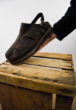 MENS DR. MARTENS BROWN LEATHER CLOSE TOE BUCKLE