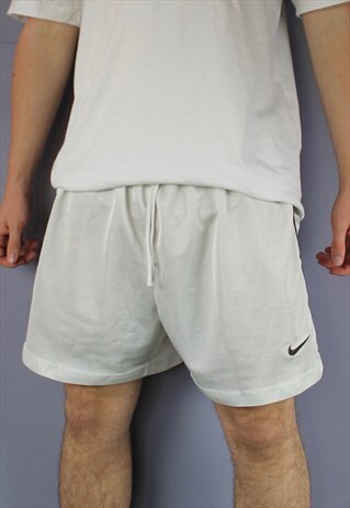 VINTAGE NIKE SHORTS IN WHITE WITH EMBROIDERED LOGO AND DRAWS